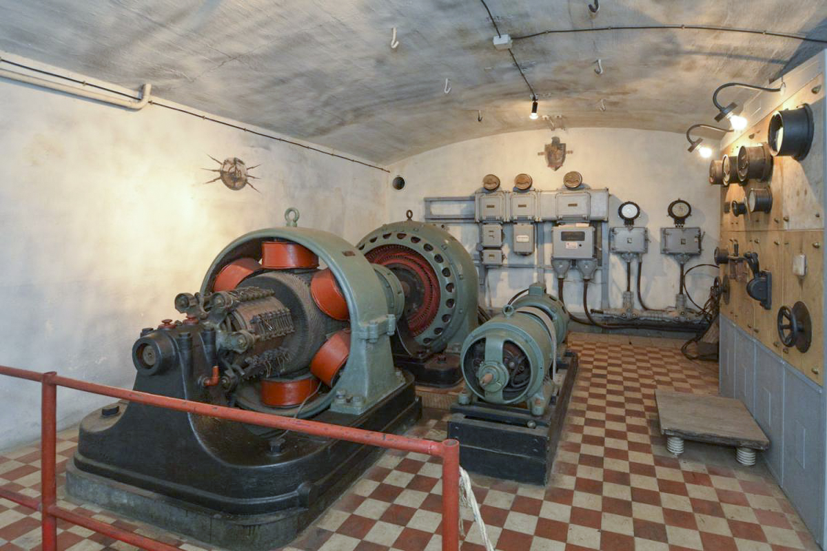 Ligne Maginot - GUENTRANGE (FESTE DE) - (Ouvrage d'artillerie) - L'usine électrique
Convertisseurs 400V - 110V continus - LAMBERT Pascal
