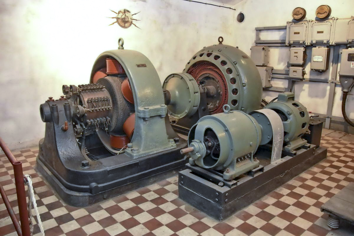 Ligne Maginot - GUENTRANGE (FESTE DE) - (Ouvrage d'artillerie) - L'usine électrique
Convertisseurs 400V - 110V continus - D.Froehly