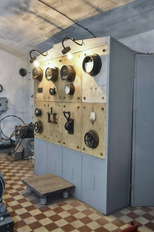 Ligne Maginot - GUENTRANGE (FESTE DE) - (Ouvrage d'artillerie) - L'usine électrique
Convertisseurs 400V - 110V continus
Armoire de commande électrique - D.Froehly