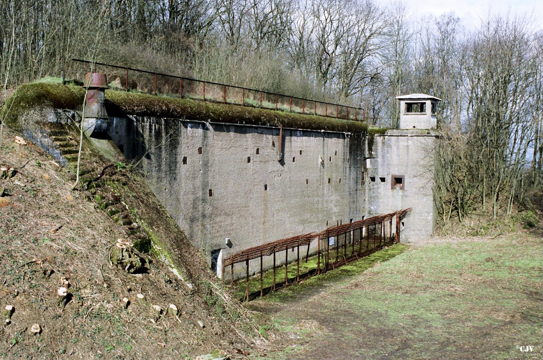 Ligne Maginot - GUENTRANGE (FESTE DE) - (Ouvrage d'artillerie) - Caserne Nord avec son entrée à gauche - Lia VERMEULEN