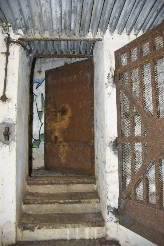 Ligne Maginot - GUENTRANGE (FESTE DE) - (Ouvrage d'artillerie) - Porte grillagée et porte blindée de sortie sur les défenses extèrieures - D.Froehly