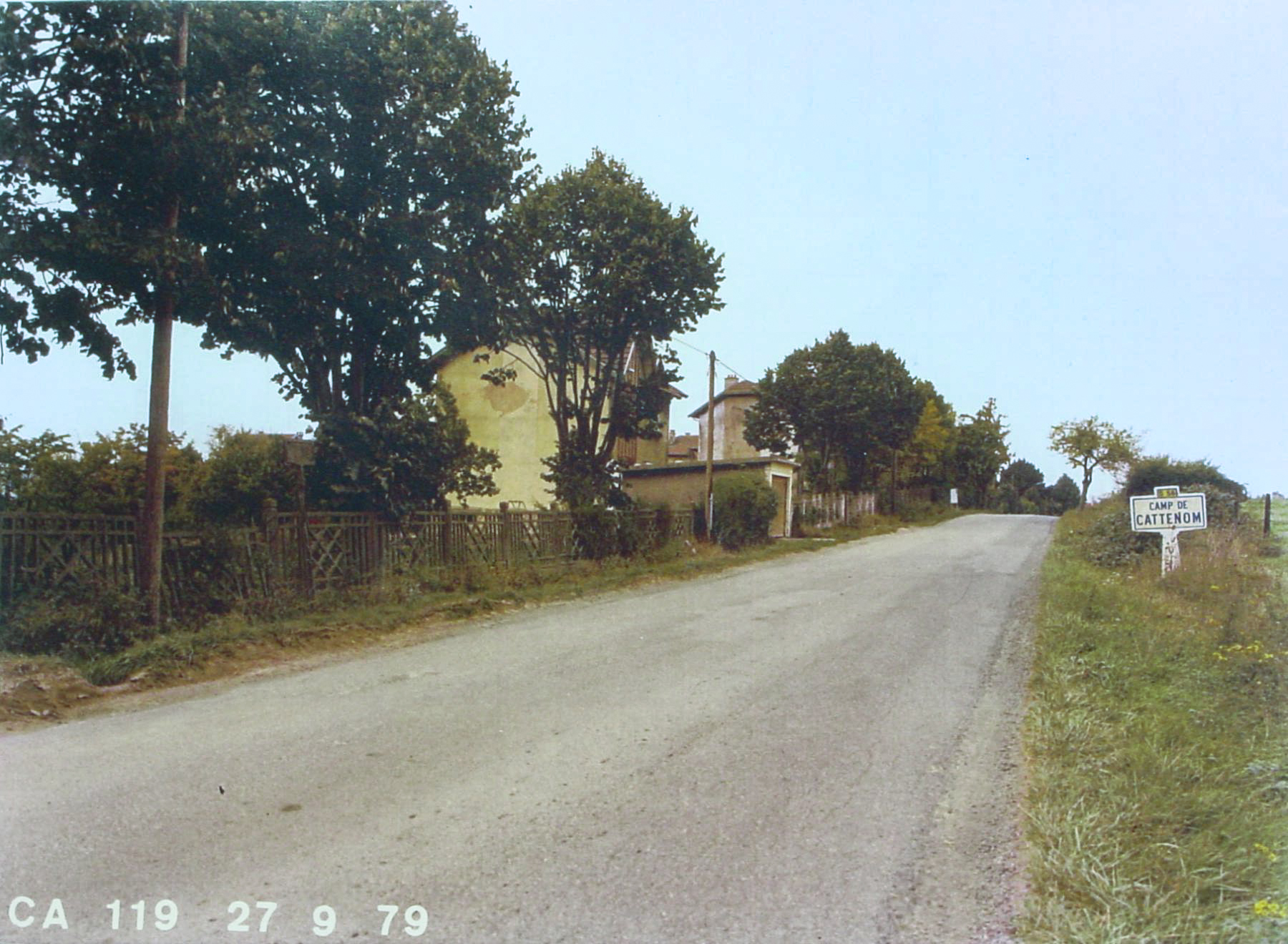 Ligne Maginot - CATTENOM (OFFICIERS) - (Cité Cadres) - La première maison de la cité officiers en venant de Cattenom.
Noter le panneau Michelin 'Camp de Cattenom' - Inconnu - REAL