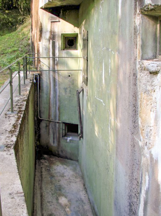 Ligne Maginot - BICHEL SUD - X19 - (Abri) - Le fossé diamant
Noter le créneau de défense du fossé - Schnoupf