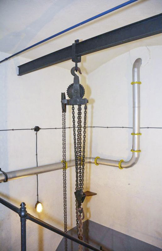Ligne Maginot - BICHEL SUD - X19 - (Abri) - Le système de treuil pour acheminer des matériels au sous-sol - LAMBERT Pascal