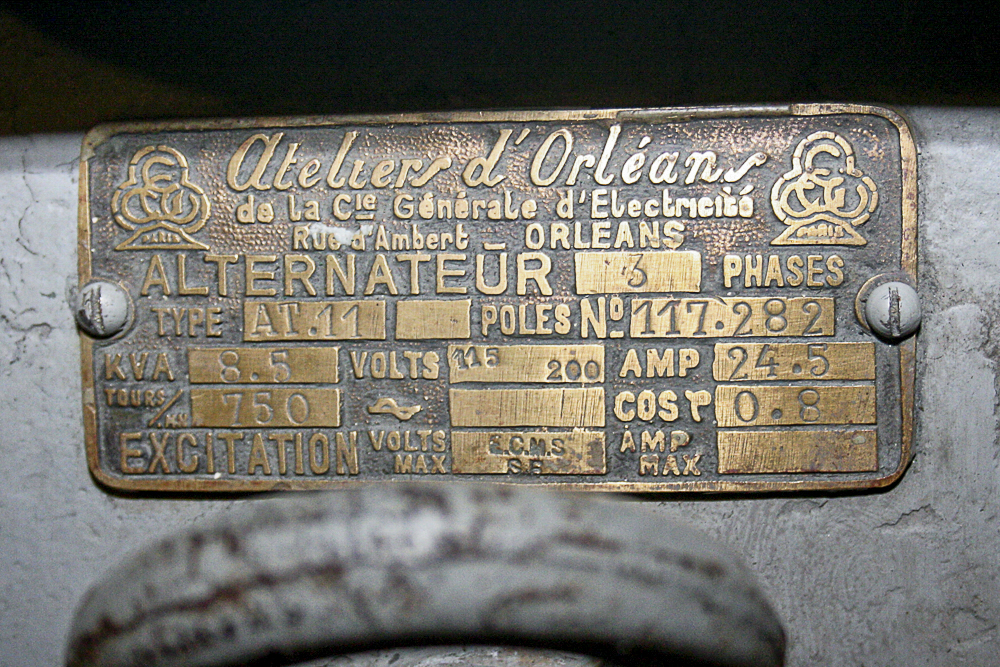Ligne Maginot - BICHEL SUD - X19 - (Abri) - Plaque constructeur Ateliers d'Orléans d'alternateur type AT.11 - Michel Teiten