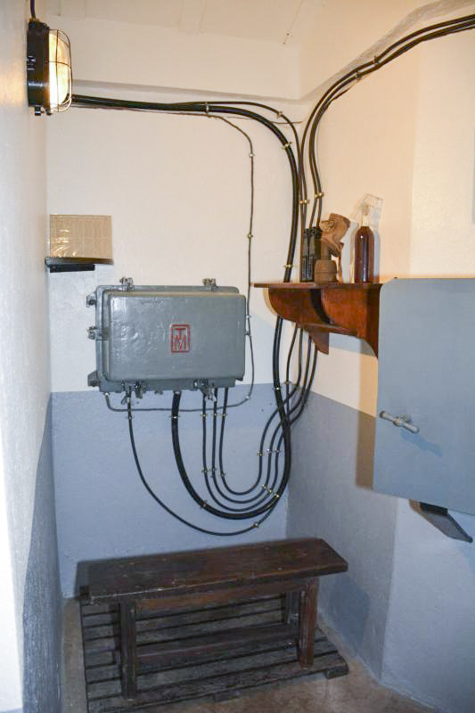 Ligne Maginot - BICHEL SUD - X19 - (Abri) - Le central téléphonique, carters fermés - LAMBERT Pascal