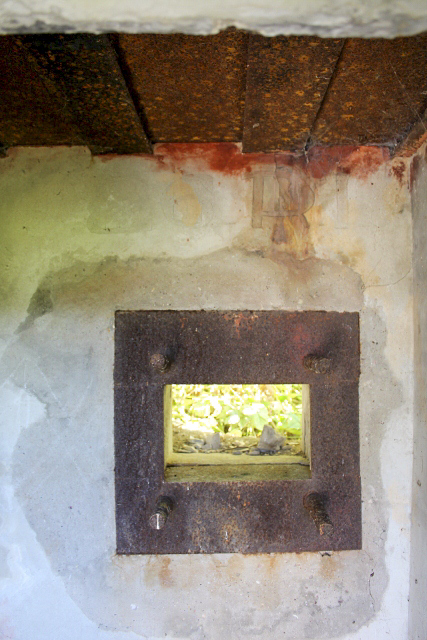 Ligne Maginot - GARE DE KALHAUSEN 1 - (Blockhaus pour arme infanterie) - Créneau fusil mitrailleur
Au dessus du créneau l'inscription ' 26 RI ' - Christian LENHARD