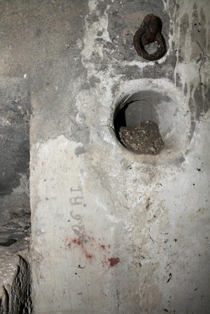 Ligne Maginot - GARE DE KALHAUSEN 1 - (Blockhaus pour arme infanterie) - Évacuation des douilles
En dessous gravé dans le béton  ' 26 RI ' - Christian LENHARD