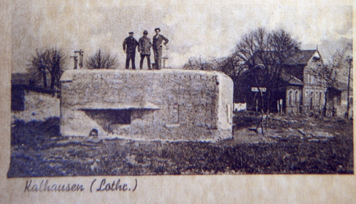 Ligne Maginot - GARE DE KALHAUSEN 2 - (Blockhaus pour arme infanterie) - La gare est visible à l'arrière plan de la photo - Inconnu