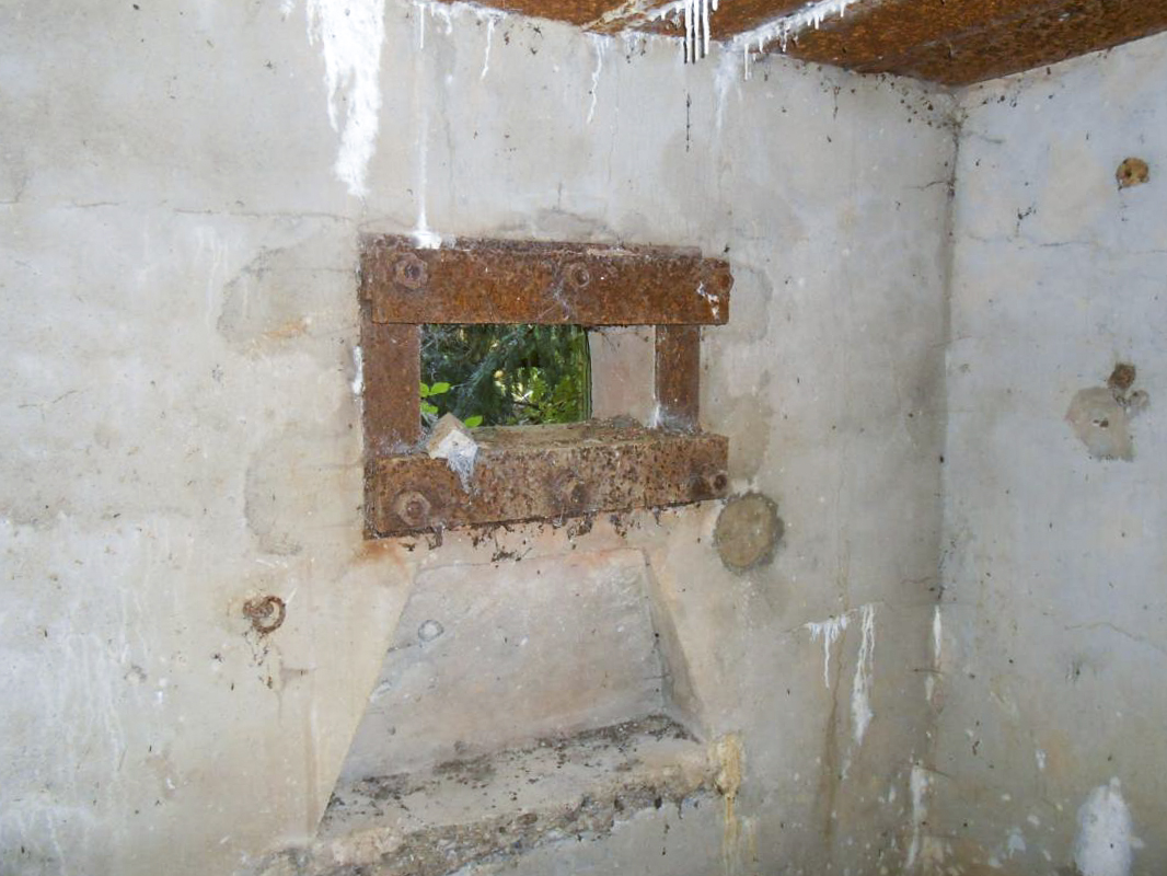 Ligne Maginot - GROSSWALD 6 - (Blockhaus pour arme infanterie) - Place pour le bipied de la mitrailleuse - Gérard Kuffler