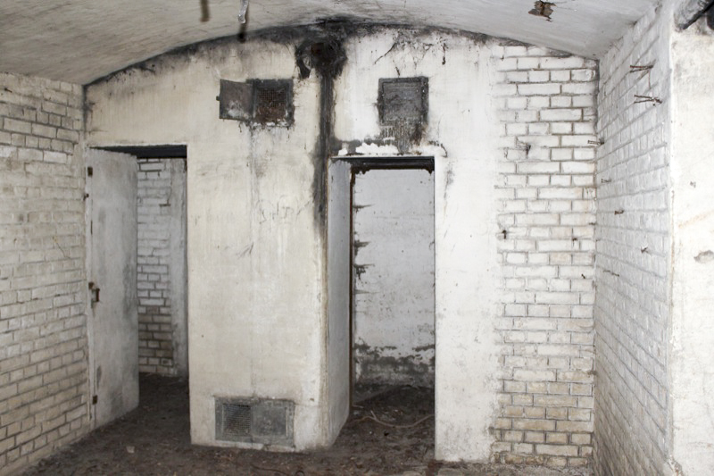 Ligne Maginot - POINT D'APPUI PK119 -1 - (Abri) - A droite entrée de la salle depuis le couloir extérieur, à gauche l'accès aux latrines - Antoine Schoen