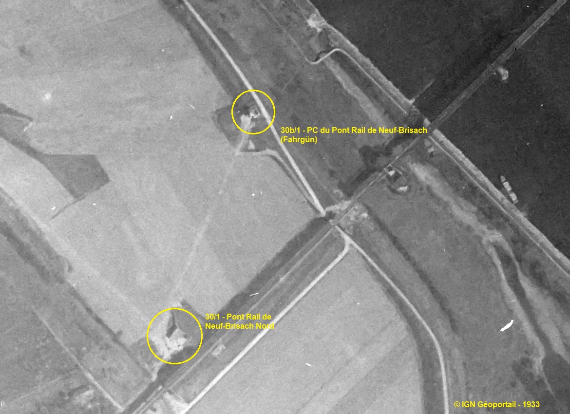 Ligne Maginot - PONT RAIL NORD DE NEUF BRISACH - (Casemate d'infanterie) - L'abri-PC spécial 30b/1 est bien visible au nord-est de la casemate. - IGN - Géoportail 1933