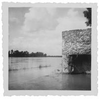 Ligne Maginot - FORT LOUIS OUEST - (Casemate d'infanterie - double) - La casemate les pieds dans l'eau lors d'une crue du Rhin
Le Lt Elchinger est visible sur la photo