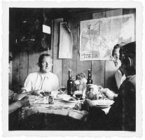 Ligne Maginot - FORT LOUIS OUEST - (Casemate d'infanterie - double) - Repas dans la popote extérieure.
De face, le Lt Elchinger Fernand, commandant la casemate