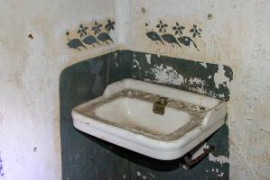 Ligne Maginot - SIMSERHOF - (Ouvrage d'artillerie) - Bloc 3
Lavabo et fresque décorative dans la chambre d'officier