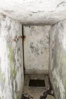 Ligne Maginot - Chambre de coupure X 54 - Couloir d'accès
Avec encore visibles les supports de fixation de boitiers pour lignes de campagne (en complément à celui installé dans le montant de la porte)