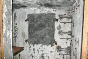 Ligne Maginot - Chambre de coupure X 54 - Cette pièce ou débouchent les câbles du réseau contient les boîtiers répartiteurs ainsi que les protections des boîtes de raccordement.
Les supports de piles laissent supposer qu'un central était implanté dans cette chambre de coupure ou qu'un matériel particulier y était installé (téléphone d'alerte étanche ?)