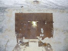 Ligne Maginot - BA104 - ROUTE DE REVIN 1 - (Blockhaus pour canon) - Blindage du créneau AC droite.
Est-ce que c'est d'origine? Comment le canon pouvait traverser? Pourquoi le blindage est si faible épaisseur?
