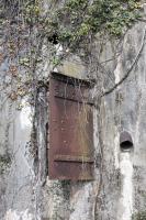 Ligne Maginot - CB120 - RISICKER - (Blockhaus pour canon) - Vue extérieure de l'entrée pour le personnel.
Noter la goulotte à grenades sur la droite de la porte.