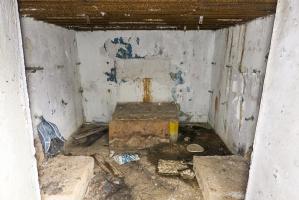Ligne Maginot - CB120 - RISICKER - (Blockhaus pour canon) - Intérieur du blockhaus. 
Noter le créneau muré.