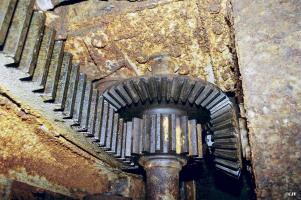 Ligne Maginot - ANZELING - A25 - (Ouvrage d'artillerie) - Bloc 4
Tourelle pour deux canons de 75 mm
Le secteur denté permettant la mise en batterie et le retour en éclipse de la tourelle