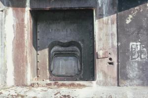 Ligne Maginot - ANZELING - A25 - (Ouvrage d'artillerie) - Bloc 5
Créneau pour lance-bombes 135mm
Au dessus du créneau est écrit PIBLANGE