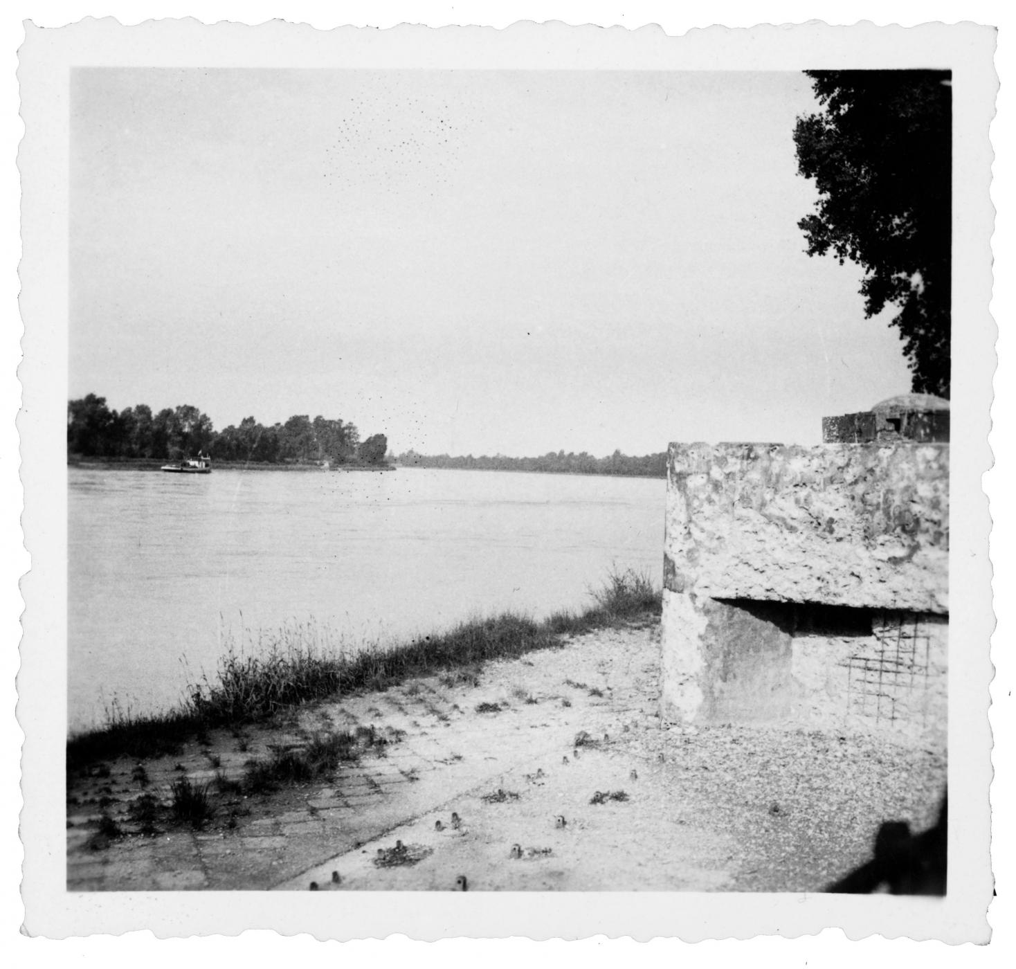 Ligne Maginot - FORT LOUIS OUEST - (Casemate d'infanterie - double) - Le Rhin vu depuis la casemate. Photo vraisemblablement prise fin juin 1940 - Fernand Elchinger
