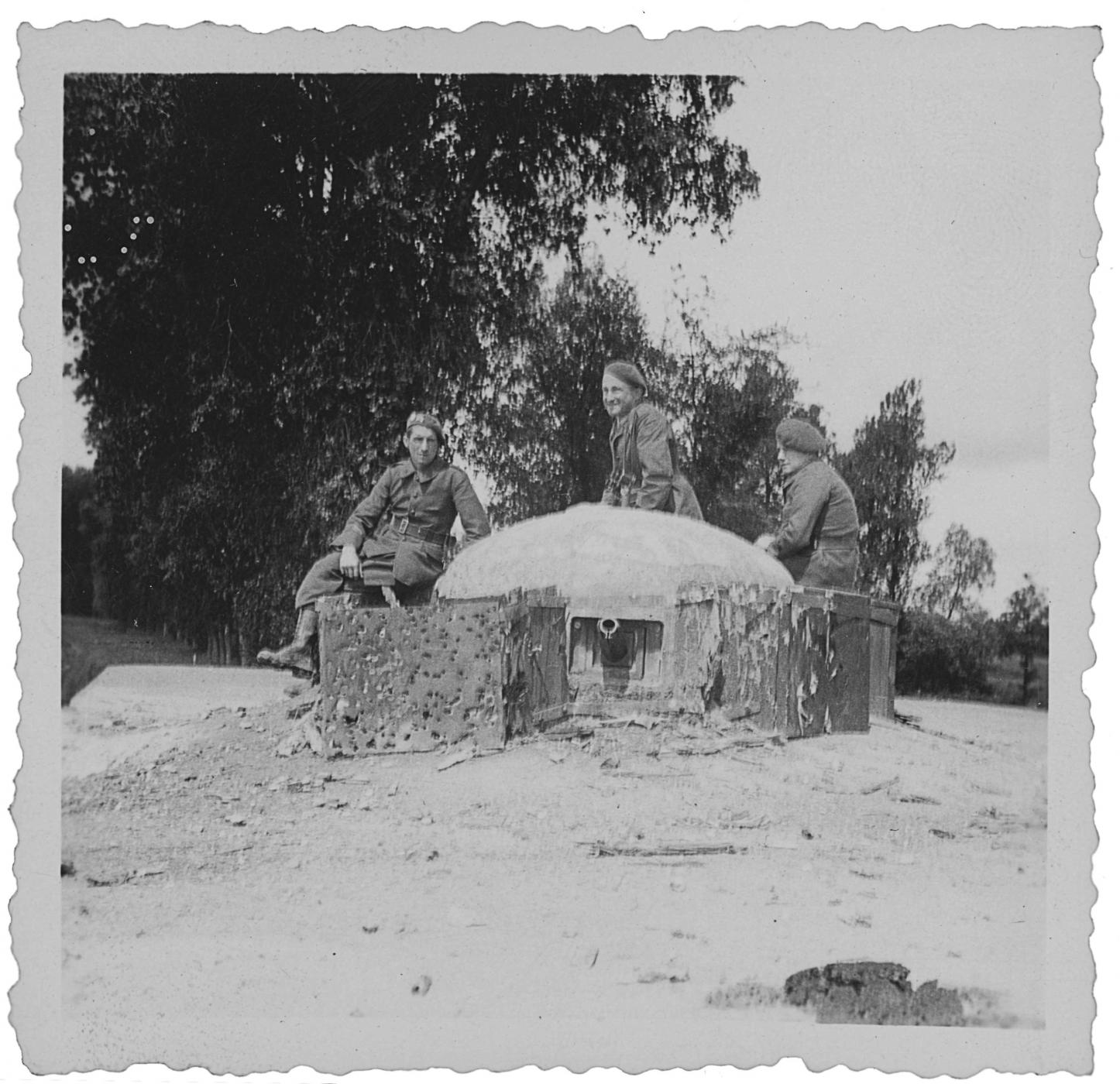 Ligne Maginot - FORT LOUIS OUEST - (Casemate d'infanterie - double) - Les déflecteurs masquant les créneaux de la cloche GFM aux vues de l'ennemi. - Inconnu