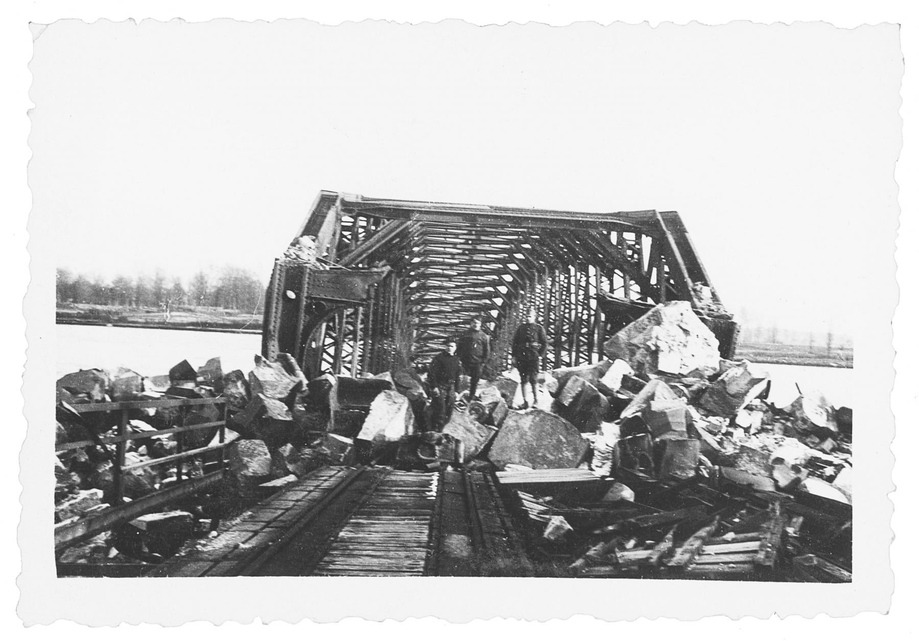 Ligne Maginot - ROPPENHEIM PONT-RAIL 2 - (Blockhaus de type indéterminé) - Les blockhaus du pont rail coté français
Les destructions ont été opérées - Inconnu