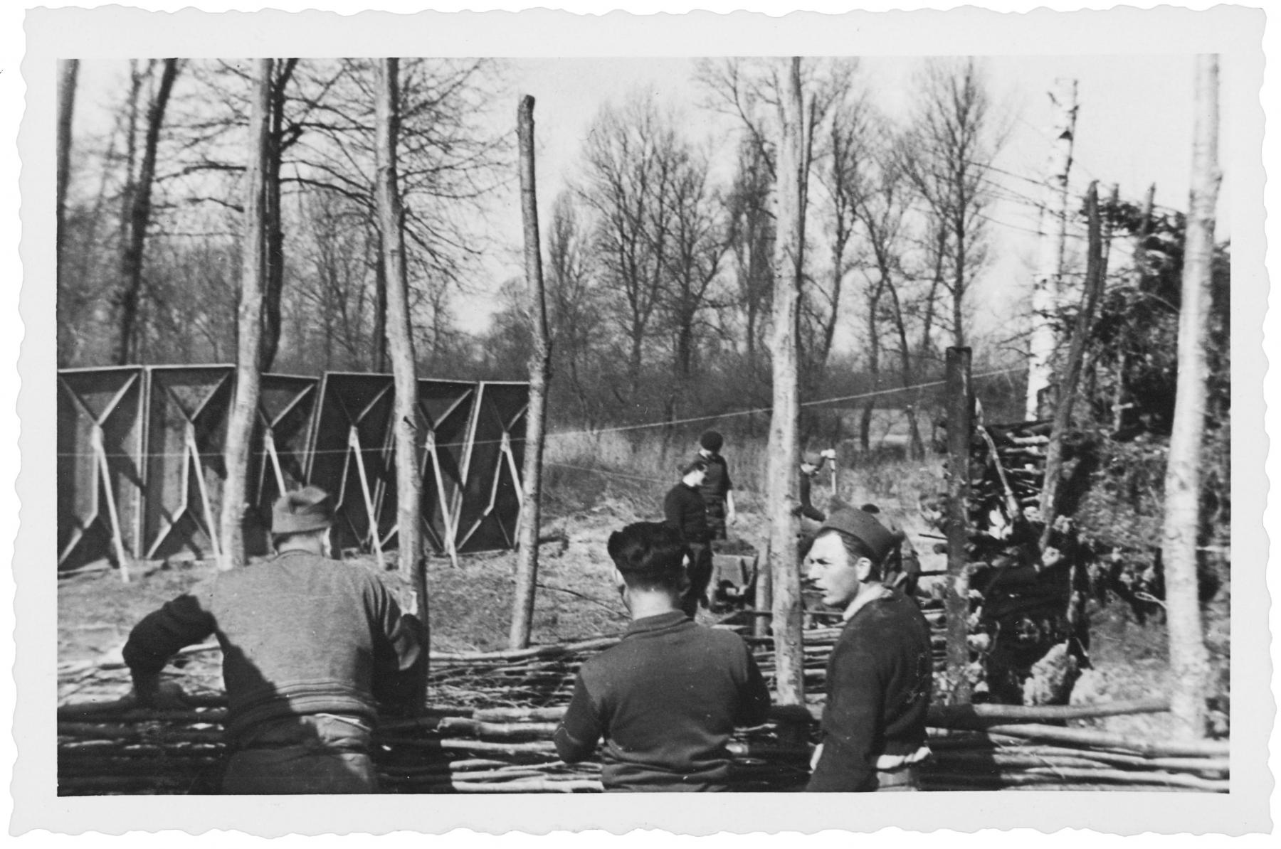 Ligne Maginot - FORT LOUIS OUEST - (Casemate d'infanterie - double) - L'aménagement des abords de la casemate.
Noter l'utilisation des panneaux de crue comme écrans et protection pendant les travaux - Fernand Elchinger