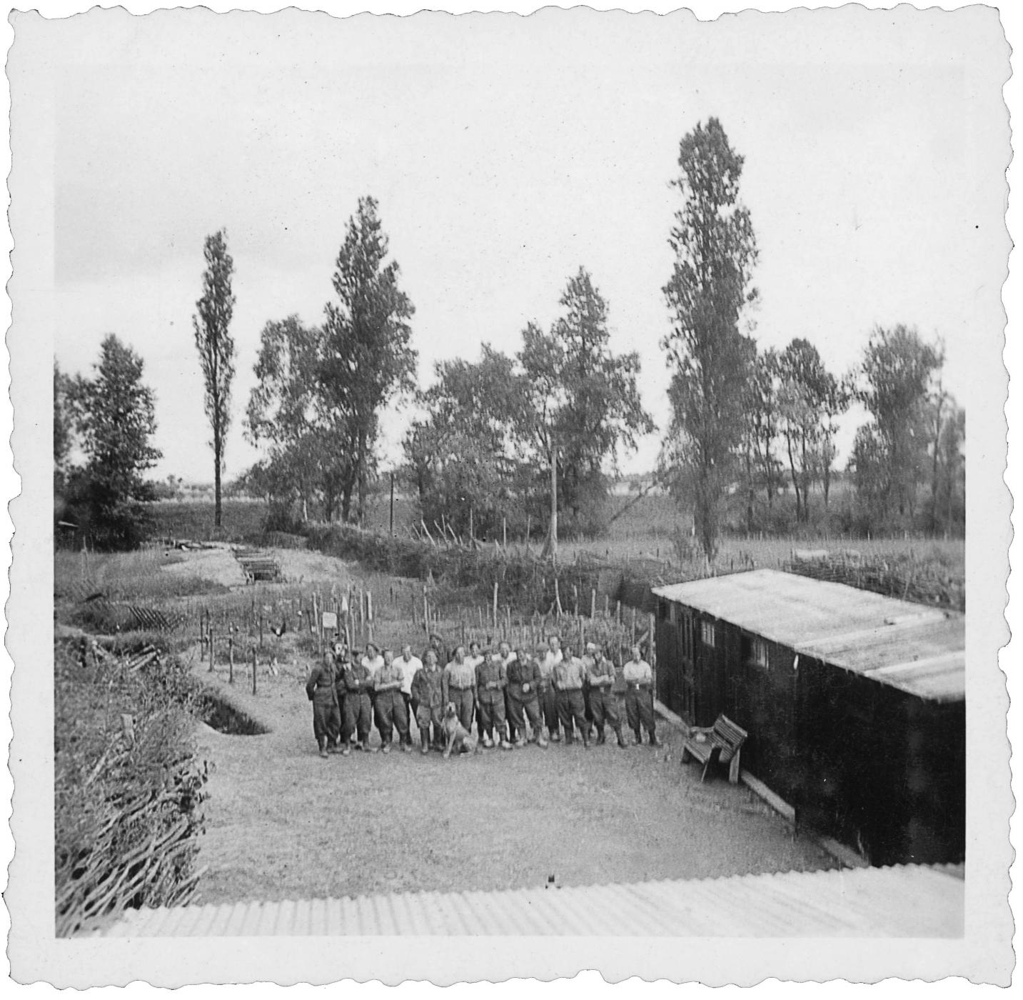 Ligne Maginot - FORT LOUIS OUEST - (Casemate d'infanterie - double) - Vue d'une partie de l'équipage de la casemate et des aménagements des abords. Noter les fascines  sur la gauche et la droite ainsi que les tranchées créées.
 - Fernand Elchinger