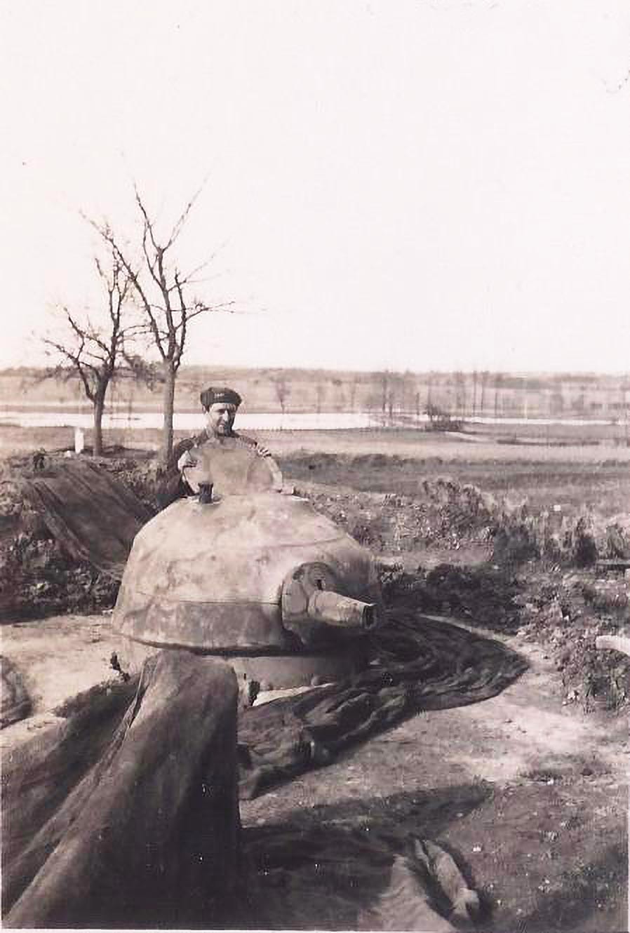 Ligne Maginot - HATTEN NORD - (Cuve pour arme d'infanterie) - Le Lt Albert (PA 7) dans la tourelle démontable - René SCHALCK