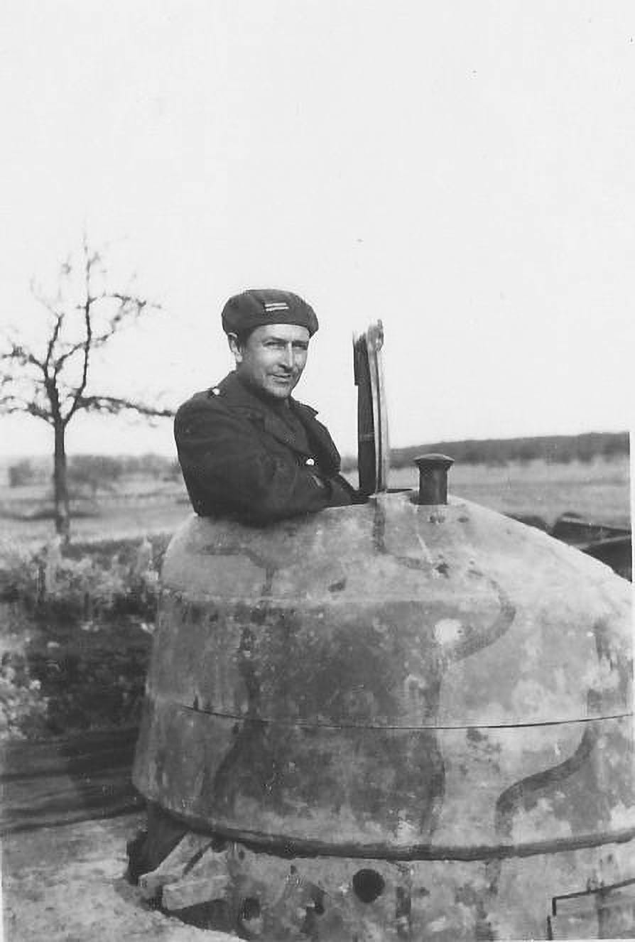 Ligne Maginot - HATTEN NORD - (Cuve pour arme d'infanterie) - Le Lt Albert (PA 7) dans la tourelle démontable - René SCHALCK