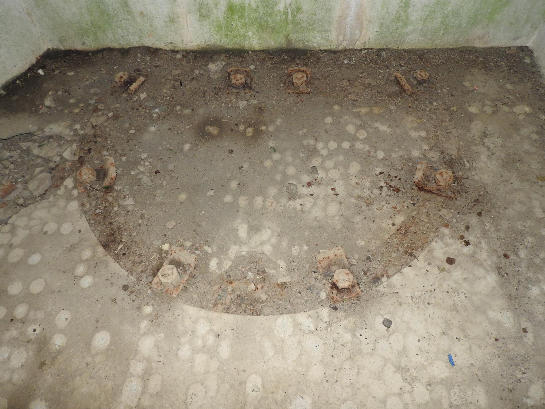 Ligne Maginot - AB35 - (Blockhaus pour canon) - Les traces de la fixation de l'affût crinoline. - STENGER Mathieu