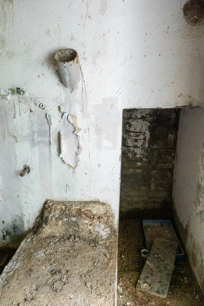 Ligne Maginot - CB120 - RISICKER - (Blockhaus pour canon) - Vue intérieure de l'entrée du personnel, murée.
La goulotte à grenades est bien visible en haut à gauche. - Michel Teiten