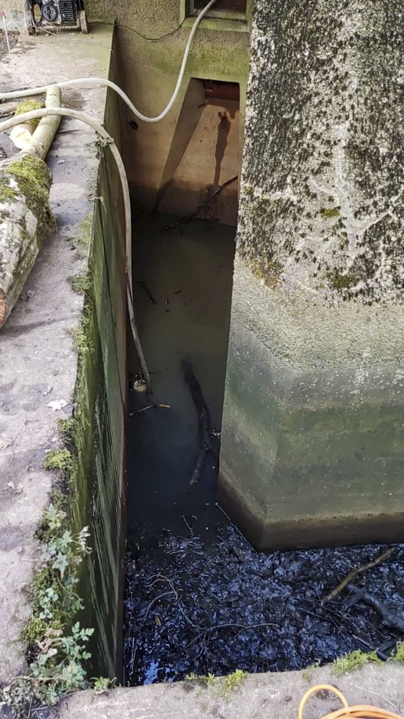 Ligne Maginot - BOIS DE KANFEN OUEST - C42 - (Casemate d'infanterie - Simple) - Début des rénovations par l'association les loups de la Moselle (évacuation de l'eau) - Maxime GRZESIAK