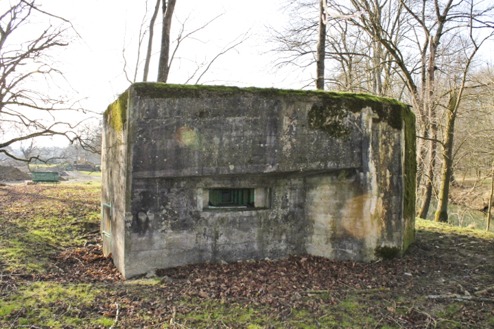 Ligne Maginot - VAL D'ACHEN 2 - (Blockhaus pour arme infanterie) - Façade de tir
Créneau mitrailleuse - Christian LENHARD