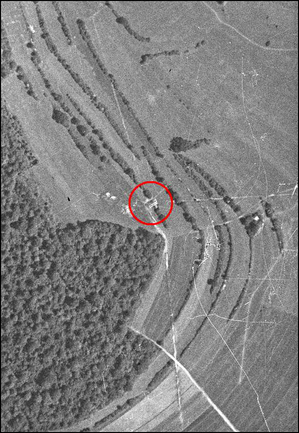 Ligne Maginot - X54 (Chambre de coupure - Avec central) - Le tracé des tranchées pour les câbles est visible sur la photo - IGN