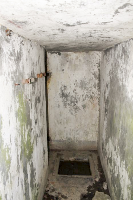 Ligne Maginot - Chambre de coupure X 54 - Couloir d'accès
Avec encore visibles les supports de fixation de boitiers pour lignes de campagne (en complément à celui installé dans le montant de la porte) - Christian LENHARD