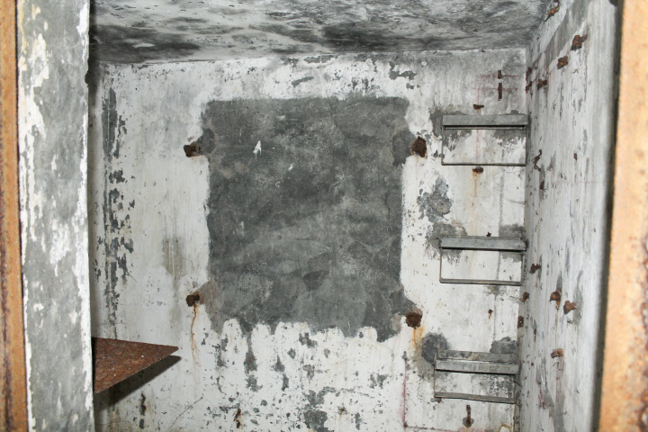 Ligne Maginot - Chambre de coupure X 54 - Cette pièce ou débouchent les câbles du réseau contient les boîtiers répartiteurs ainsi que les protections des boîtes de raccordement.
Les supports de piles laissent supposer qu'un central était implanté dans cette chambre de coupure ou qu'un matériel particulier y était installé (téléphone d'alerte étanche ?) - Christian LENHARD