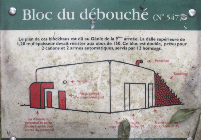 Ligne Maginot - A5 - LE DEBOUCHE - (Blockhaus pour canon) - Plaque explicative apposée à proximité du blockhaus. - Randonneur62