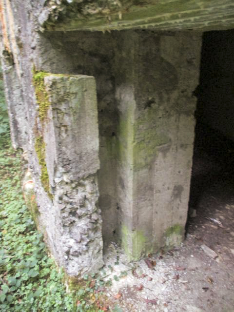 Ligne Maginot - A6 - LA CROUPE - (Blockhaus pour canon) - Porte d'entrée
Aperçu de l'épaisseur du mur, et de la rainure d'obturation par rails. - Randonneur62
