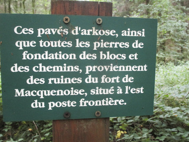 Ligne Maginot - A7 - LE MAMELON OUEST - (Blockhaus pour canon) - Plaque explicative implantée à côté du pavé d'arkose. - Randonneur62