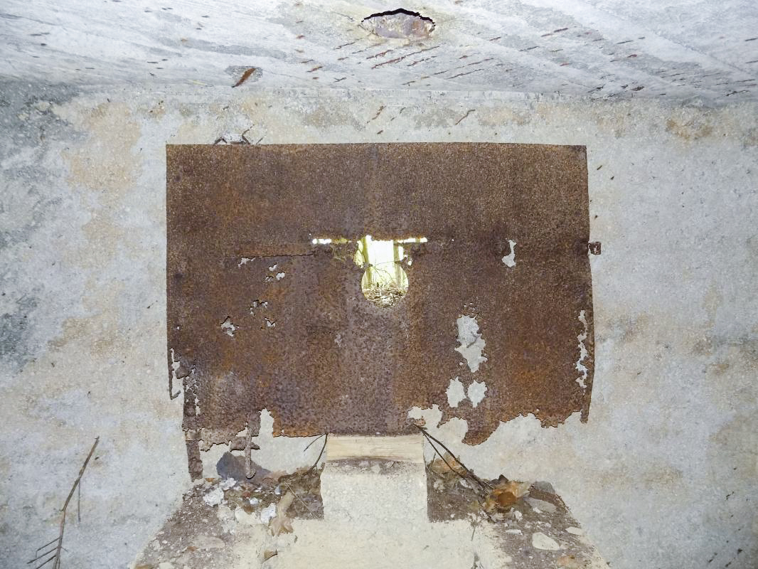 Ligne Maginot - BA104 - ROUTE DE REVIN 1 - (Blockhaus pour canon) - Blindage du créneau AC droite.
Est-ce que c'est d'origine? Comment le canon pouvait traverser? Pourquoi le blindage est si faible épaisseur? - R Tucker