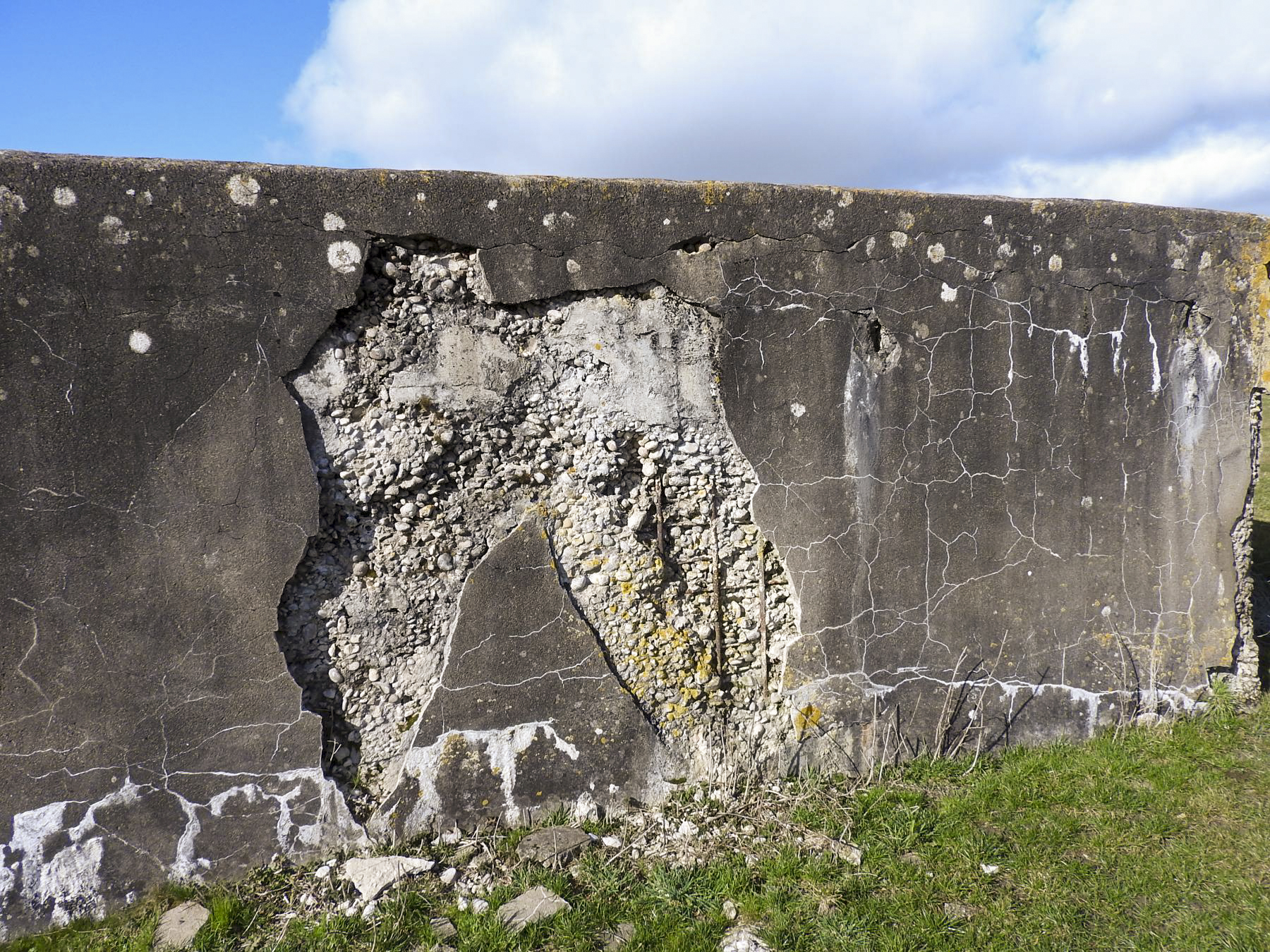 Ligne Maginot - AB337 - EART - (Blockhaus pour canon) - Le revêtement qui se détache révèle un béton de mauvaise qualité. - STENGER Mathieu
