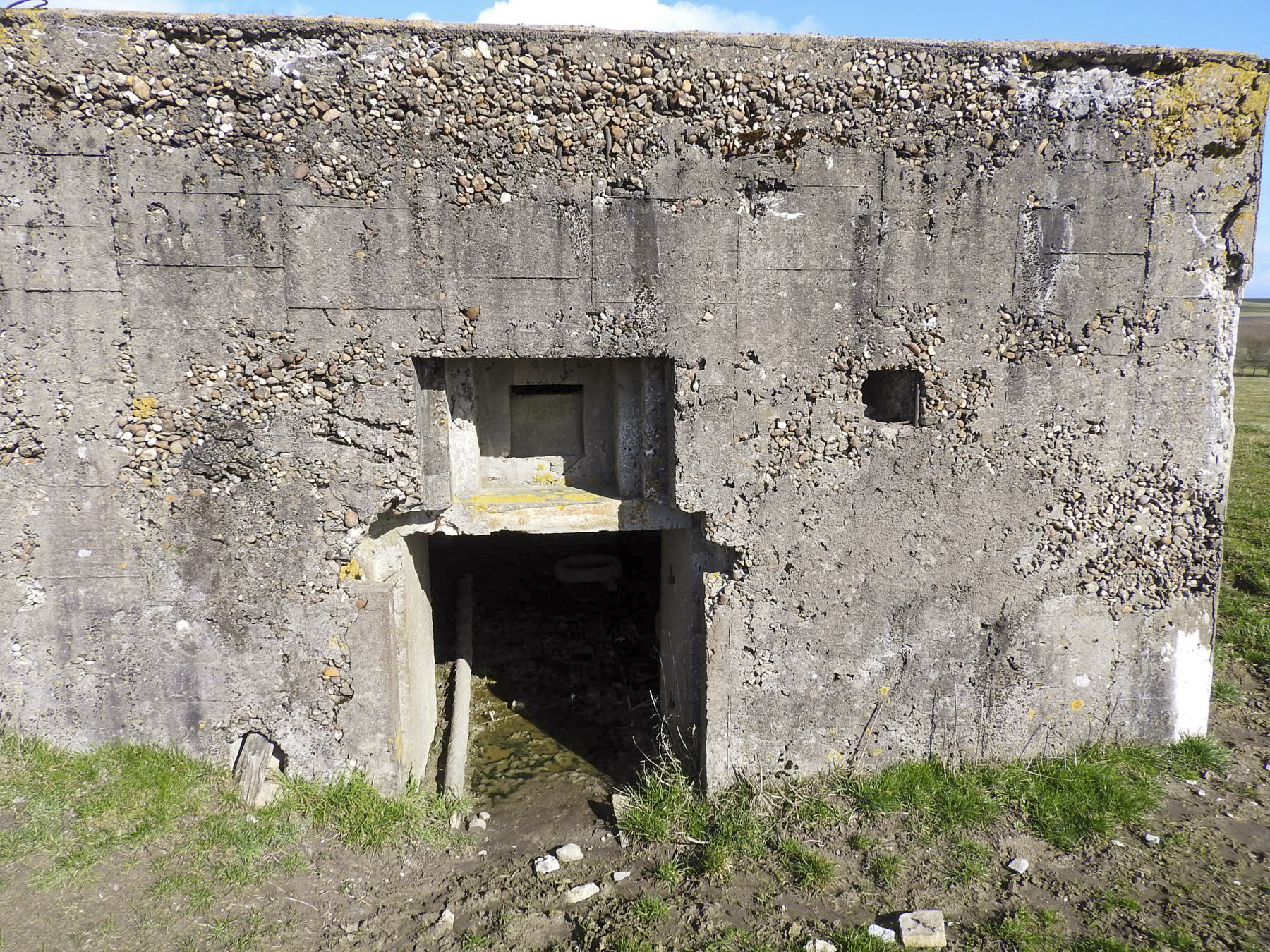 Ligne Maginot - AB337 - EART - (Blockhaus pour canon) - L'entrée est surmonté d'un créneau de ventilation. - STENGER Mathieu