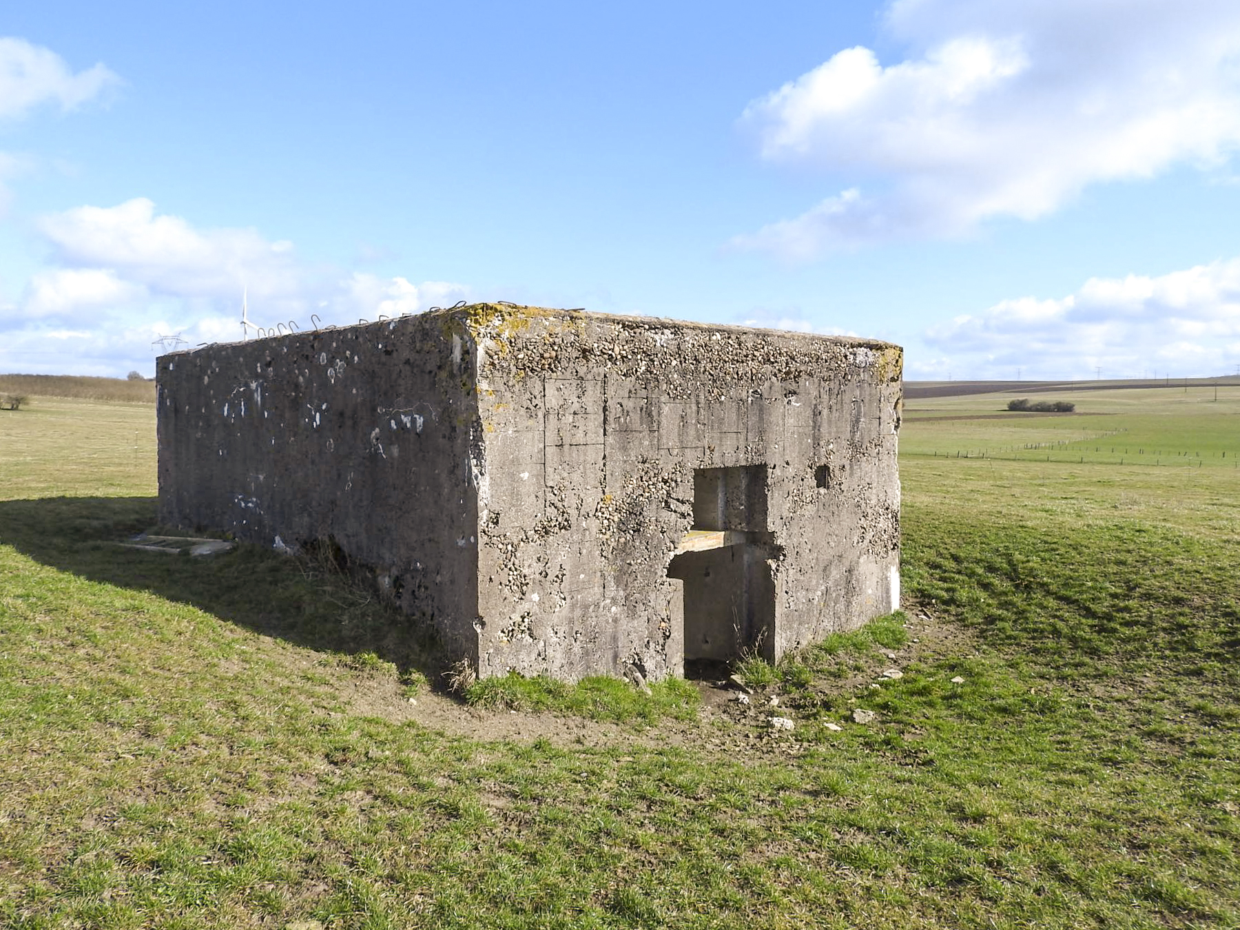 Ligne Maginot - AB337 - EART - (Blockhaus pour canon) - La façade arrière avec l'entrée. - STENGER Mathieu