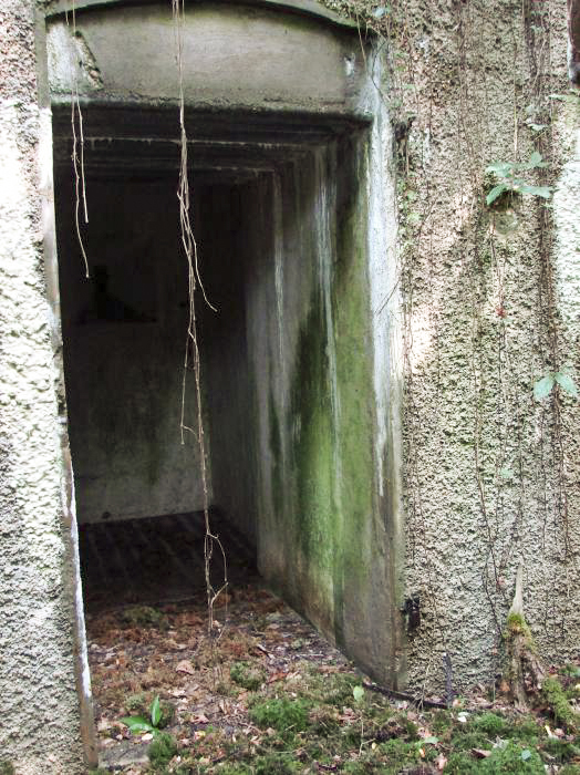 Ligne Maginot - KOENIGSMACKER (FESTE DE) - (Ouvrage d'artillerie) - Bloc 2.
Coté droit.
Porte d'accès. - Schnoupf