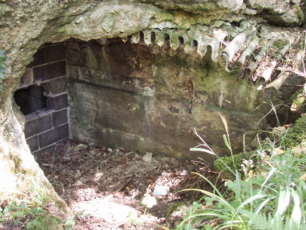 Ligne Maginot - KOENIGSMACKER (FESTE DE) - (Ouvrage d'artillerie) - Mur d'escarpe
Brèche dans le mur. - Schnoupf