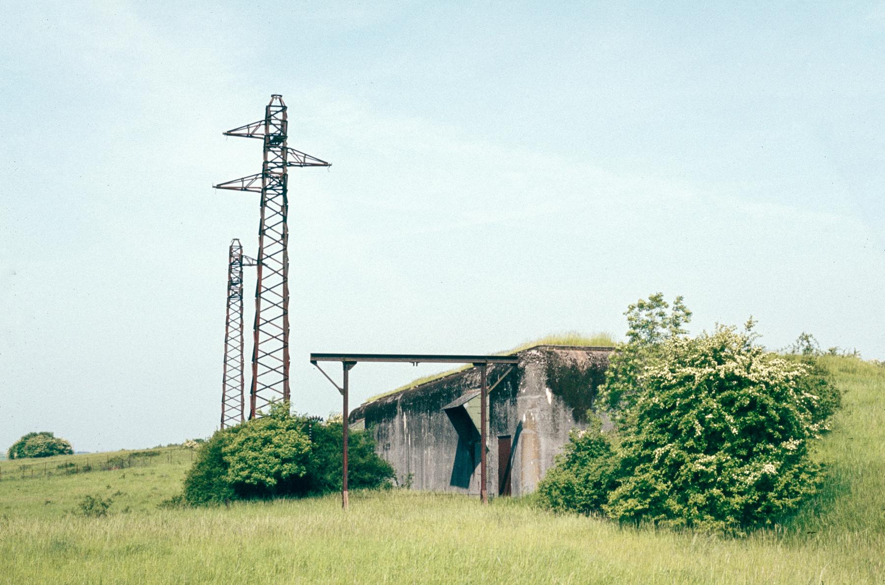 Ligne Maginot - XIVRY CIRCOURT - (Infrastructures électriques) - Photo extérieure en 1983 - MANSUY Michel